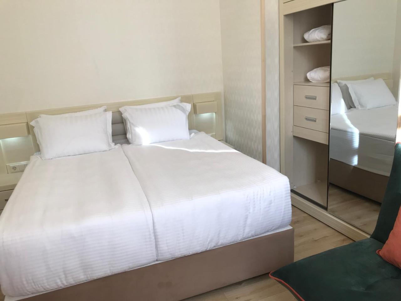Full Comfort Apartment On Aghmashenebeli Tbilisi Esterno foto