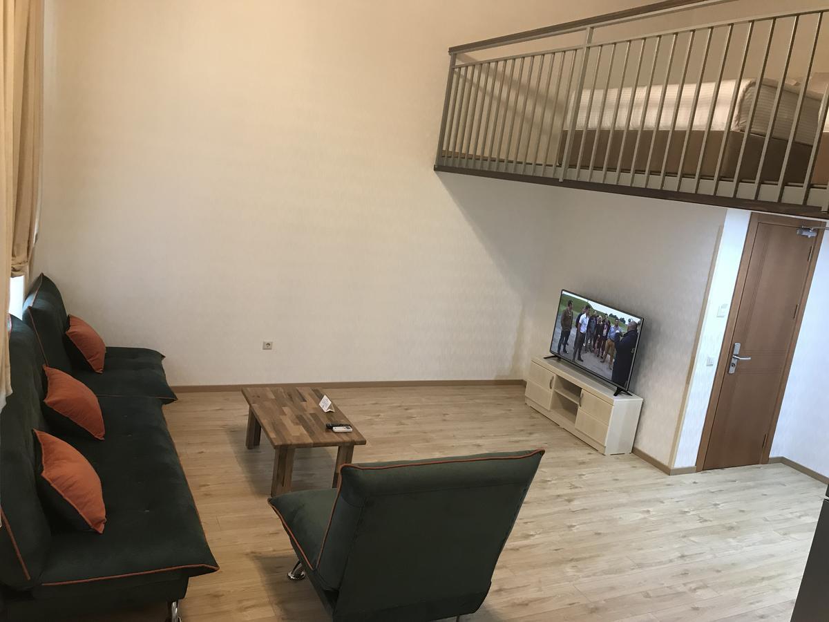 Full Comfort Apartment On Aghmashenebeli Tbilisi Esterno foto