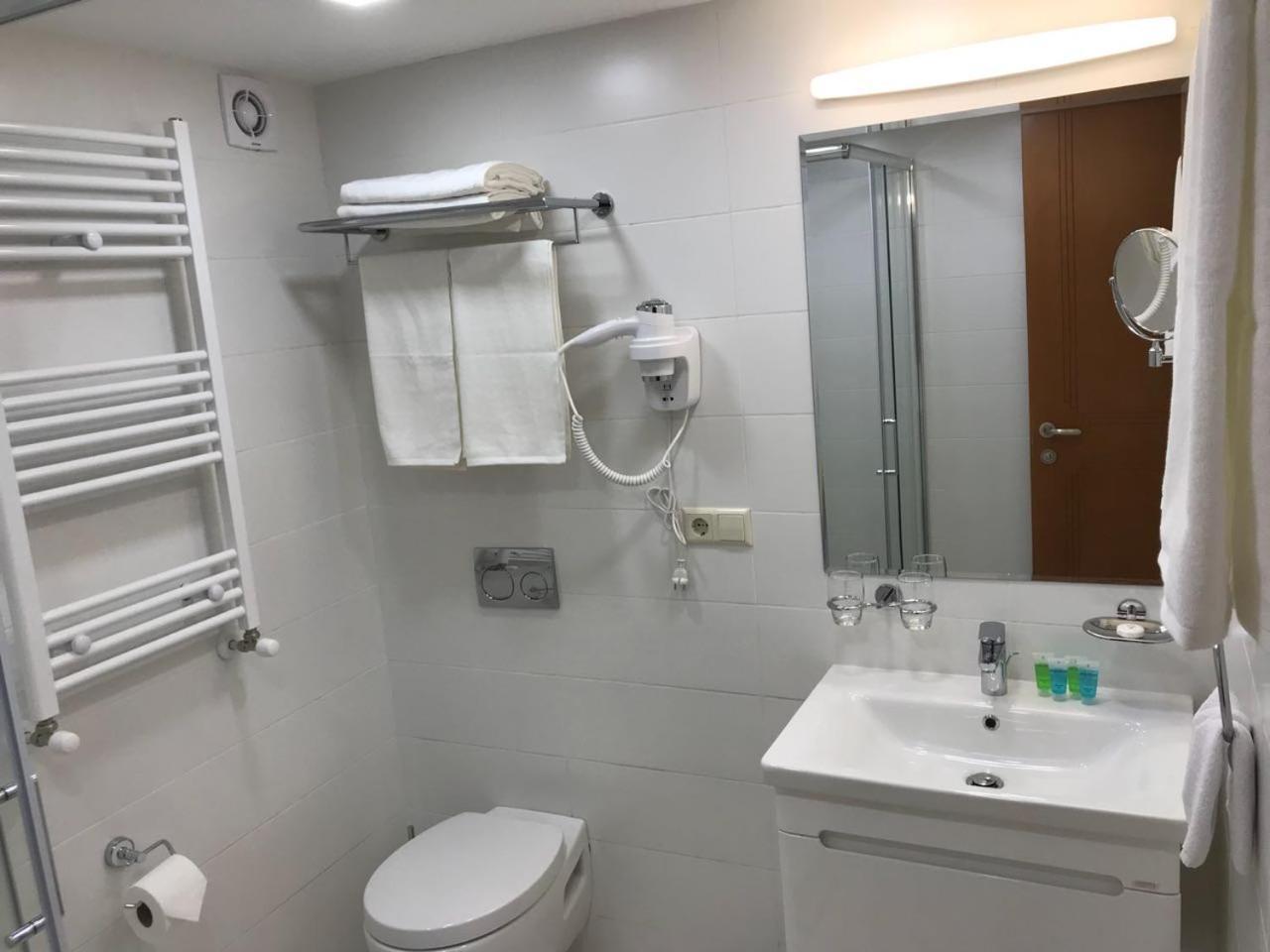Full Comfort Apartment On Aghmashenebeli Tbilisi Esterno foto